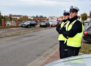 Policjanci WRD KPP Szamotuły podczas kontroli ruchu przy cmentarzu