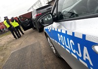 Policjanci podczas kontroli pojazdów